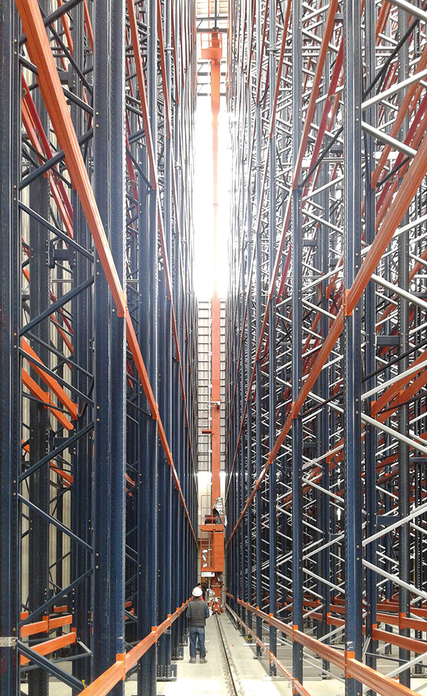 Drei Regalbediengeräte mit einer Höhe von 31 m, die mehr als 7400 Paletten handhaben können