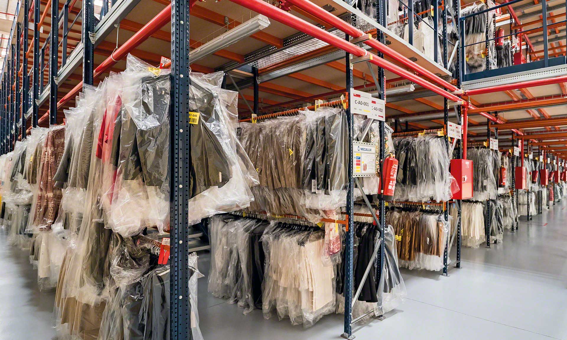 As estantes para estoque de roupa são sistemas de armazenagem específicos para guardar peças de roupa de forma vertical