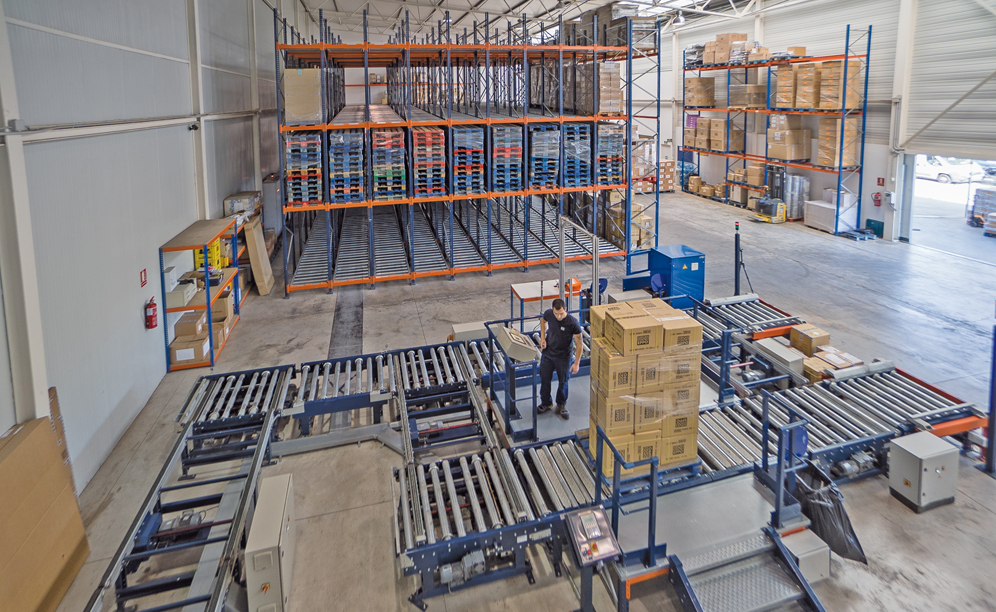 Der Wareneingangsbereich verfügt über eine Palettenkontrollstation, die überprüft, ob Abmessungen, Gewicht und Zustand der Paletten den Vorgaben der Einrichtung entsprechen