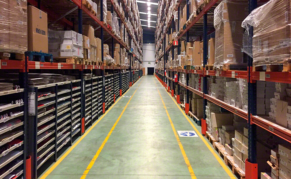 Mecalux hat das Lager der Logistikfirma Eralogistics mit herkömmlichen Palettenregalanlagen und Regalanlagen mit Laufgängen auf drei Ebenen ausgestattet