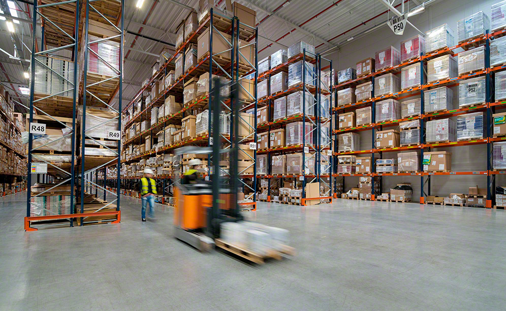 Los racks selectivos se adaptan a las distintas unidades de carga con las que opera KMC-Services KMC-Services has equipped two warehouses in its logistics centre in Poland with a pallet rack system by Mecalux