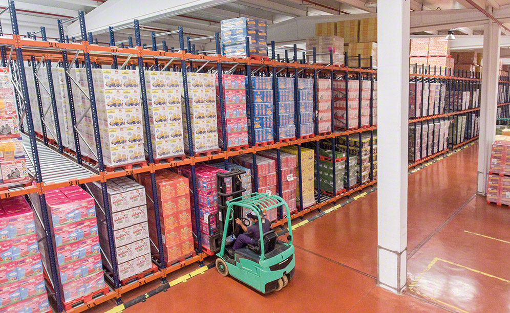 Mecalux hat das Vertriebszentrum von Tosfrit in Ciudad Real mit schwerkraftgesteuerten Durchlaufregalen ausgestattet, die eine Lagerkapazität von 1350 Paletten bieten