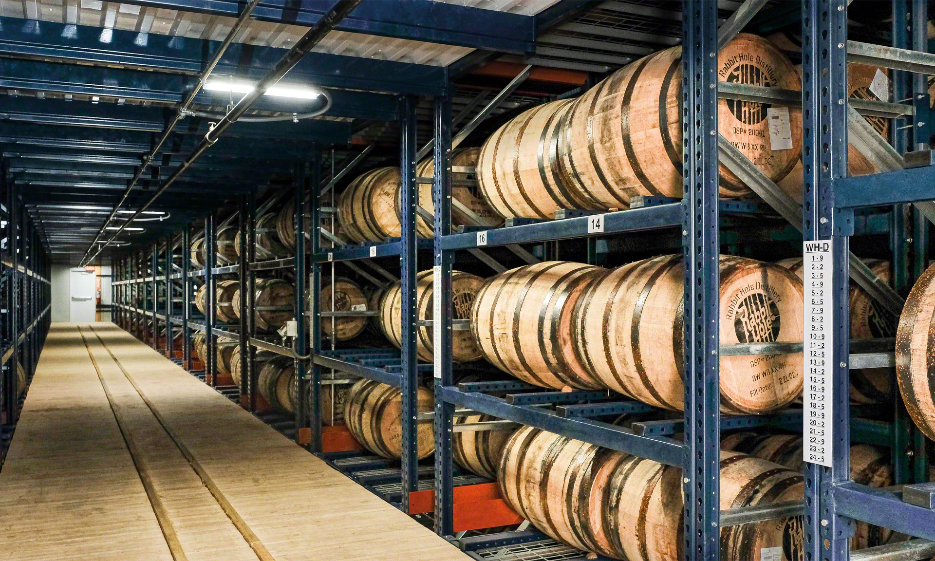 Rabbit Hole Destillerie: Kompaktlager mit Bourbon Whiskyfässern